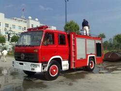7000 литров ДонгФенг 4*2 мочат пожарную машину топливозаправщика
