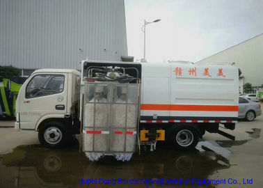 Китай Перевезите установленного метельщика на грузовиках усовика дороги для чистки загородки дороги с водой щеток 1000Л поставщик